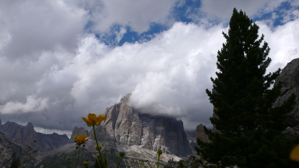 Cinque Torri080.JPG - Die Tofana di Rozes wollte nicht aufmachen und zeigte nur ihre berühmte Südwand